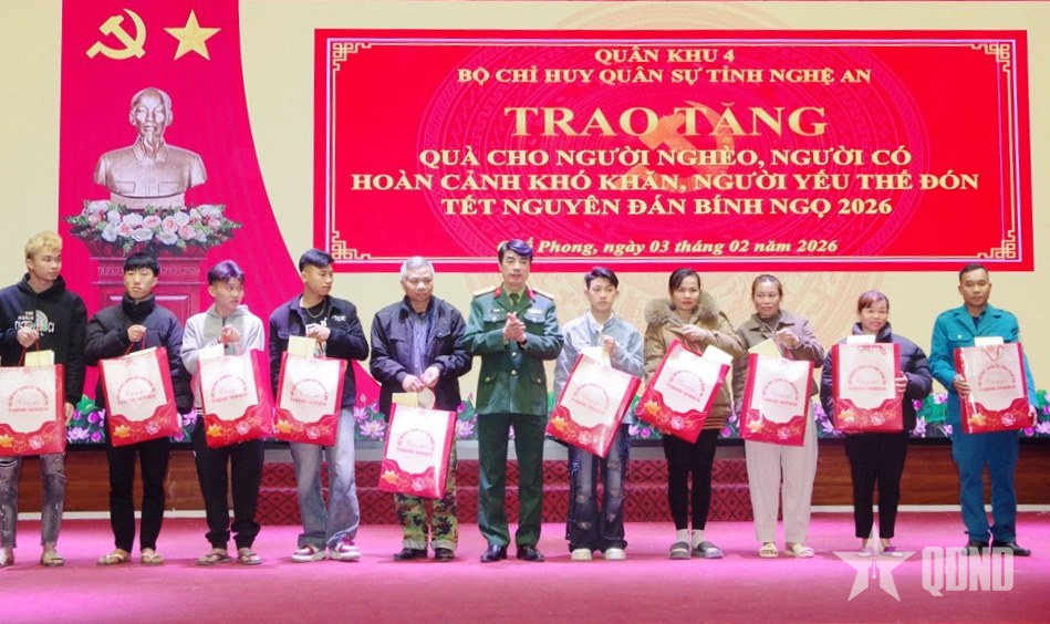 Quế Phong (Nghệ An): Tặng quà Tết cho thanh niên nhập ngũ có hoàn cảnh khó khăn 